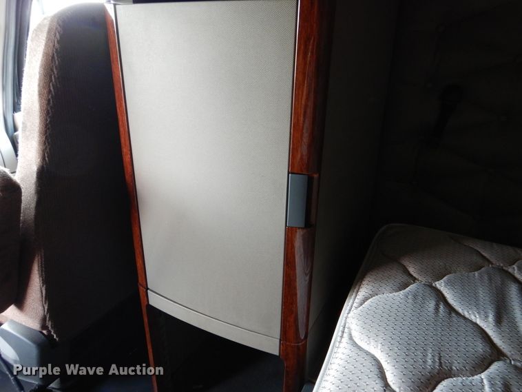 image for item DY9852 2015 Freightliner Cascadia semi truck