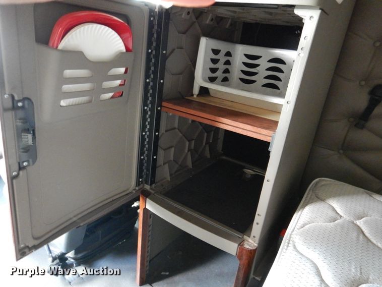 image for item DY9852 2015 Freightliner Cascadia semi truck