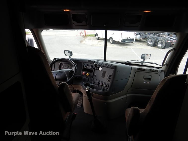 image for item DY9852 2015 Freightliner Cascadia semi truck