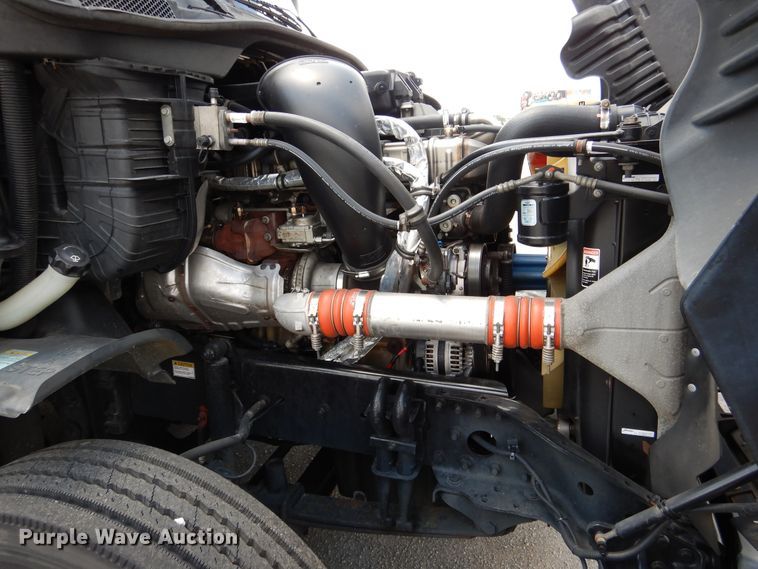 image for item DY9852 2015 Freightliner Cascadia semi truck