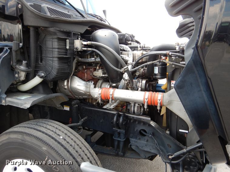 image for item DY9852 2015 Freightliner Cascadia semi truck