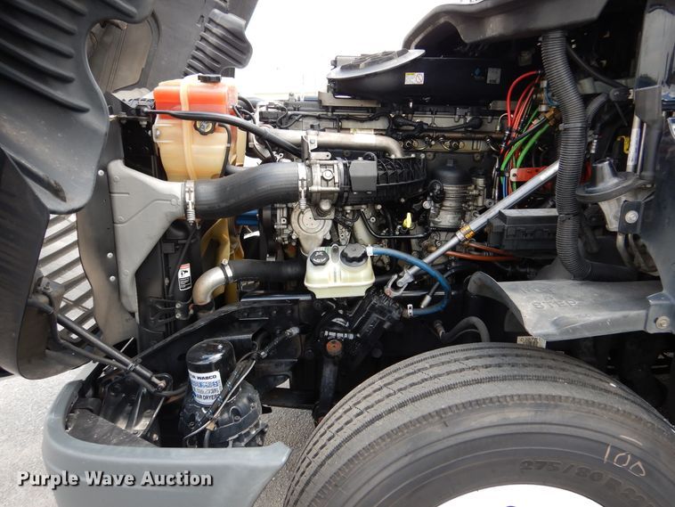 image for item DY9852 2015 Freightliner Cascadia semi truck