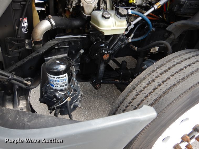 image for item DY9852 2015 Freightliner Cascadia semi truck