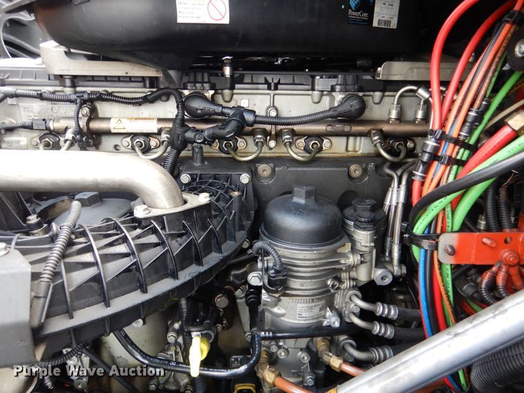 image for item DY9852 2015 Freightliner Cascadia semi truck