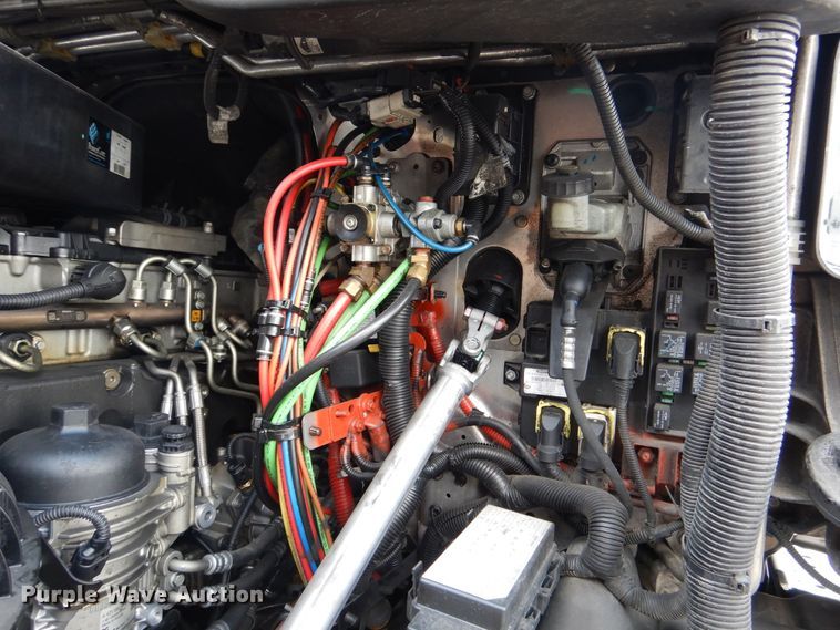 image for item DY9852 2015 Freightliner Cascadia semi truck