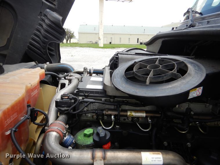 image for item DY9852 2015 Freightliner Cascadia semi truck