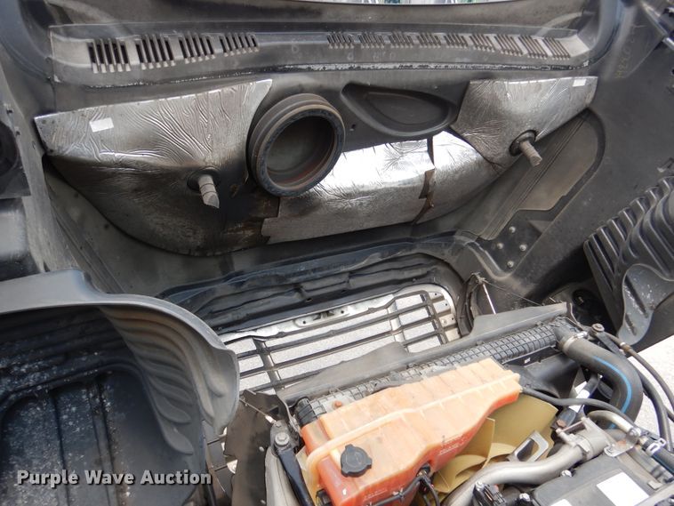 image for item DY9852 2015 Freightliner Cascadia semi truck