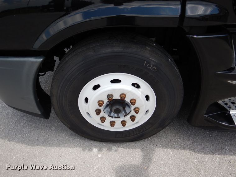 image for item DY9852 2015 Freightliner Cascadia semi truck