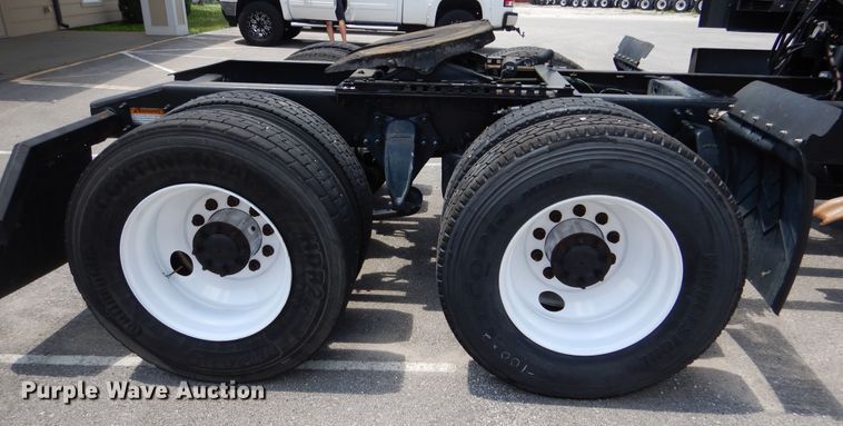 image for item DY9852 2015 Freightliner Cascadia semi truck