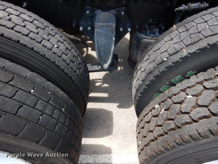 image for item DY9852 2015 Freightliner Cascadia semi truck