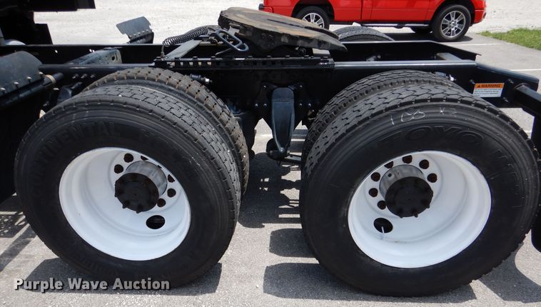 image for item DY9852 2015 Freightliner Cascadia semi truck