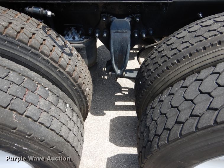 image for item DY9852 2015 Freightliner Cascadia semi truck