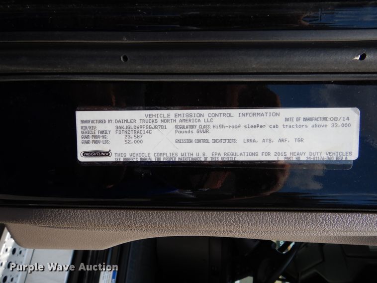 image for item DY9852 2015 Freightliner Cascadia semi truck