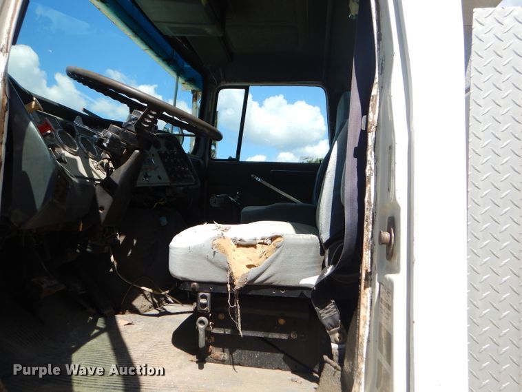 image for item ED9393 1993 Ford L9000 toter truck