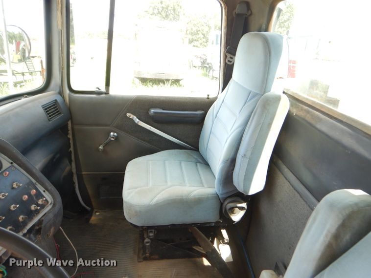 image for item ED9393 1993 Ford L9000 toter truck