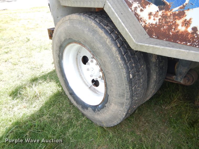 image for item ED9393 1993 Ford L9000 toter truck