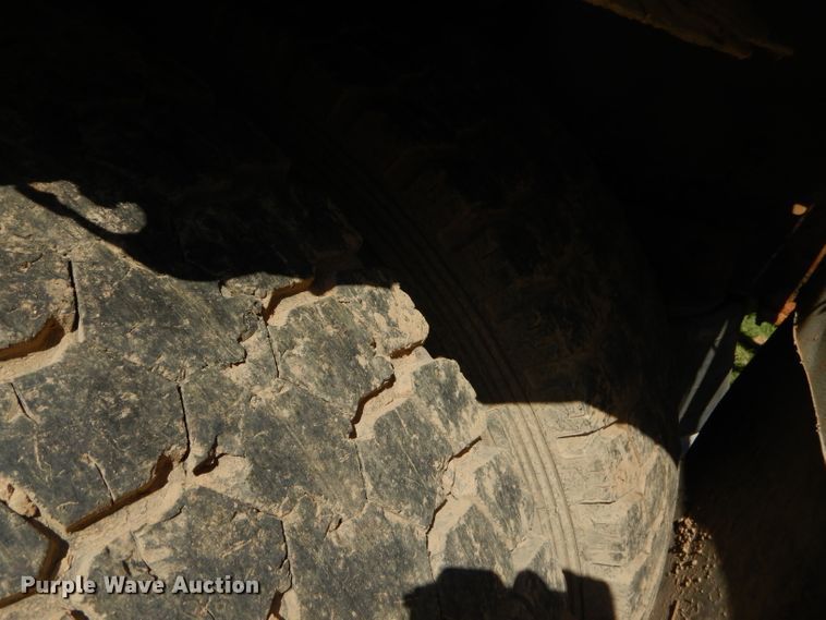 image for item ED9393 1993 Ford L9000 toter truck