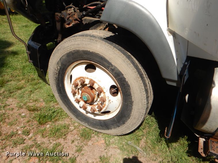 image for item ED9393 1993 Ford L9000 toter truck