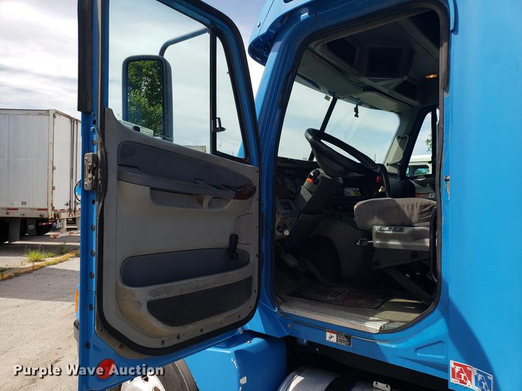 image for item ET9754 2006 Freightliner semi  truck