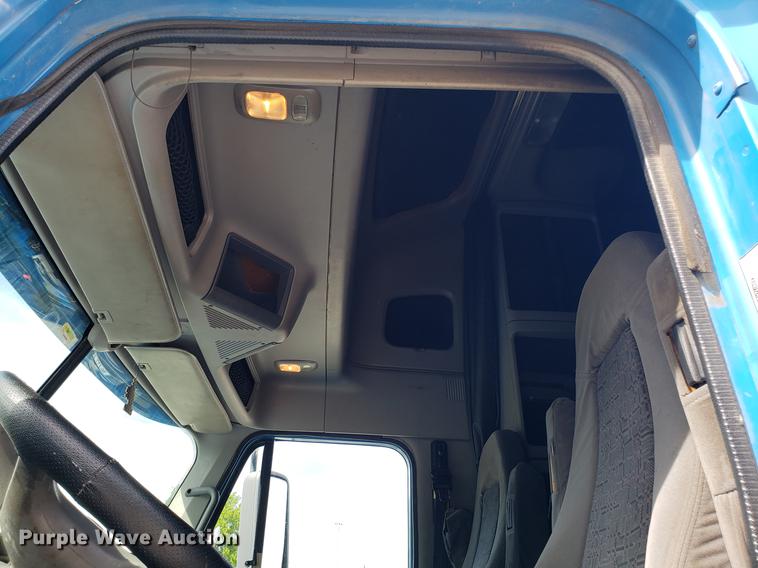 image for item ET9754 2006 Freightliner semi  truck