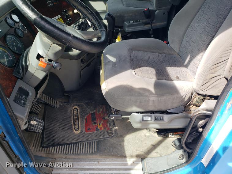 image for item ET9754 2006 Freightliner semi  truck