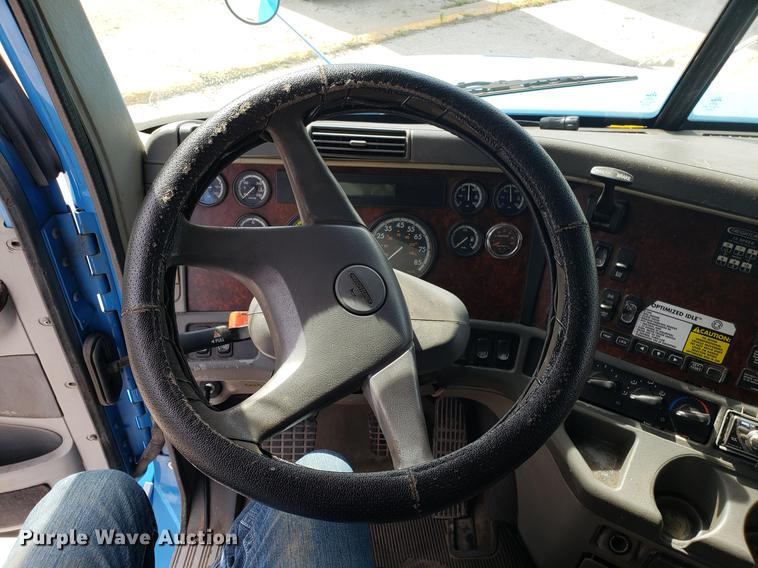 image for item ET9754 2006 Freightliner semi  truck