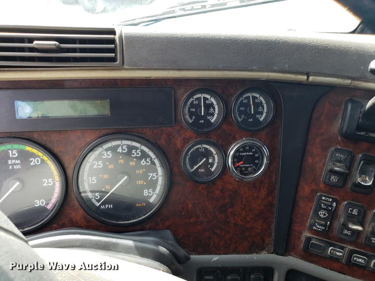 image for item ET9754 2006 Freightliner semi  truck