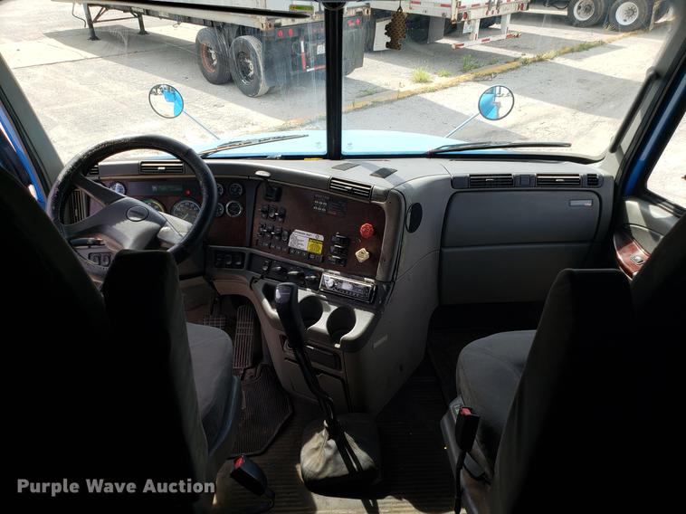 image for item ET9754 2006 Freightliner semi  truck