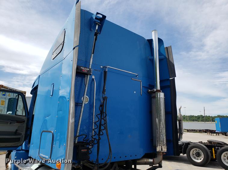 image for item ET9754 2006 Freightliner semi  truck
