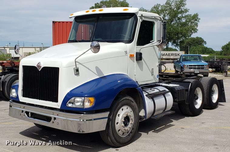 image for item ET9755 2002 International 9100i semi truck