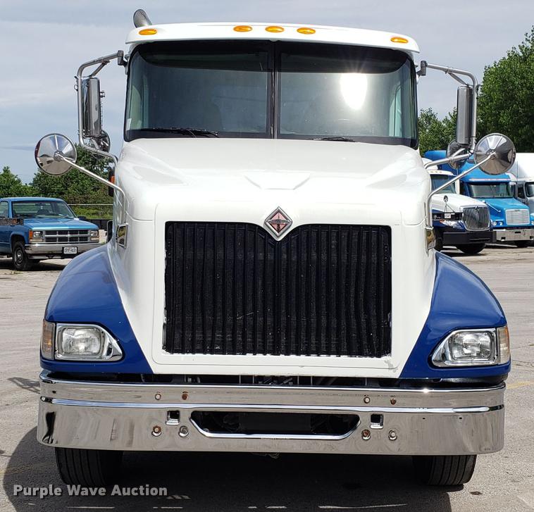 image for item ET9755 2002 International 9100i semi truck