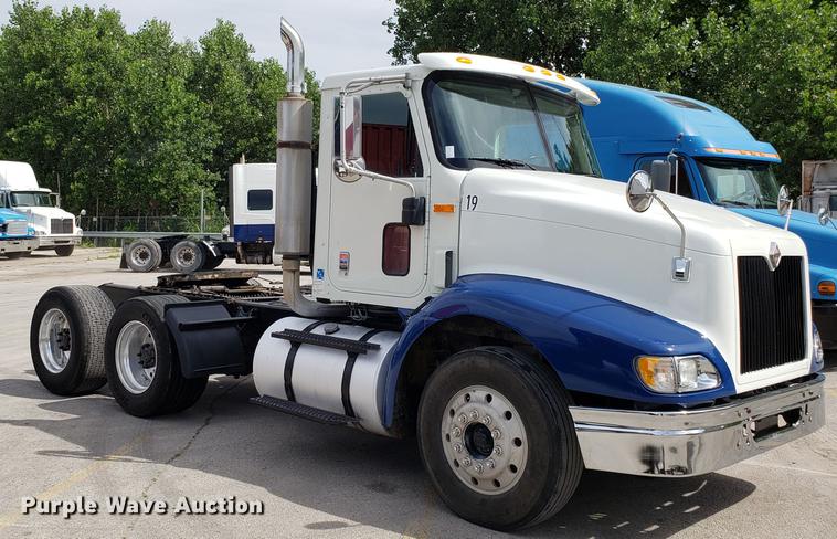 image for item ET9755 2002 International 9100i semi truck