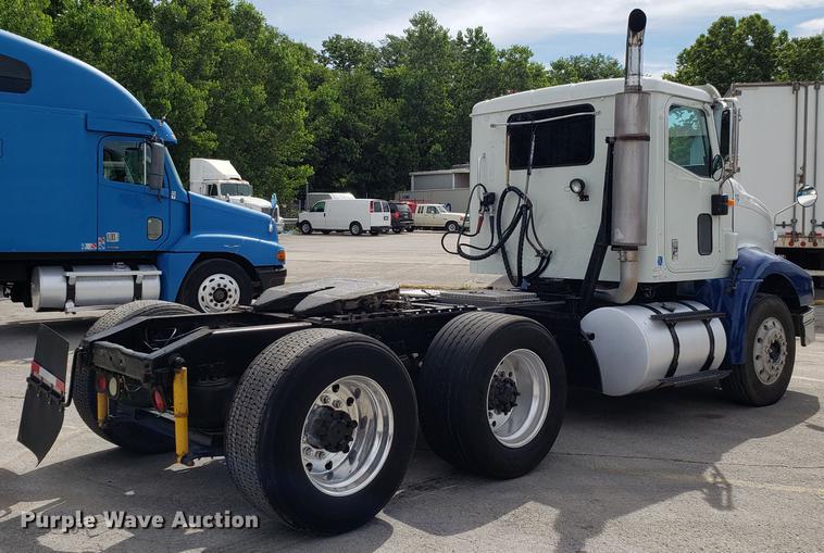 image for item ET9755 2002 International 9100i semi truck
