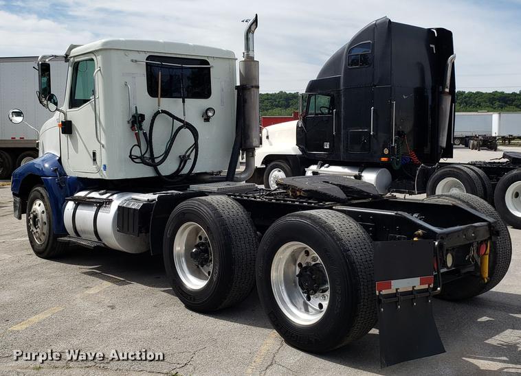 image for item ET9755 2002 International 9100i semi truck