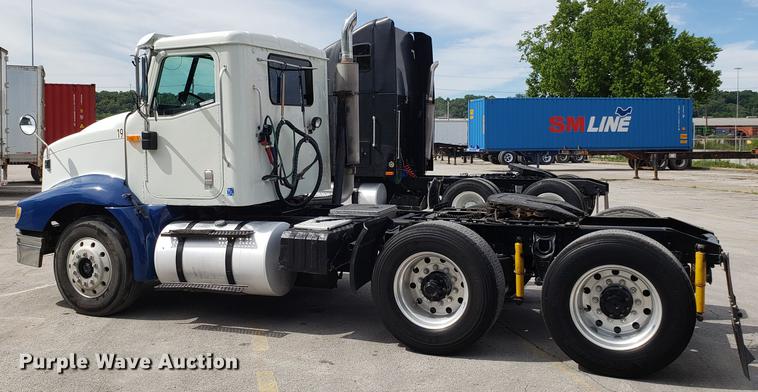 image for item ET9755 2002 International 9100i semi truck