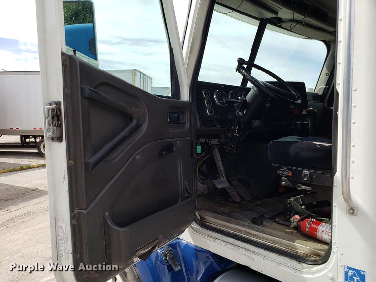 image for item ET9755 2002 International 9100i semi truck