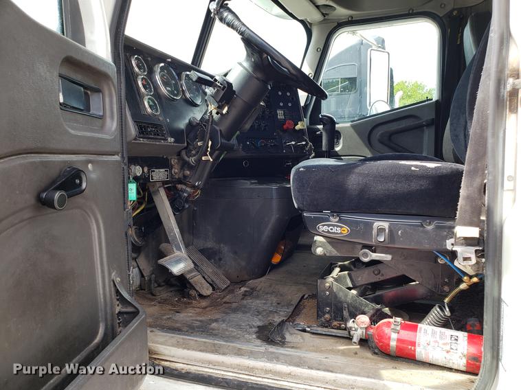 image for item ET9755 2002 International 9100i semi truck