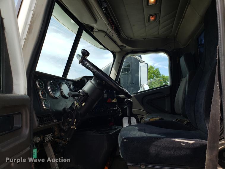 image for item ET9755 2002 International 9100i semi truck