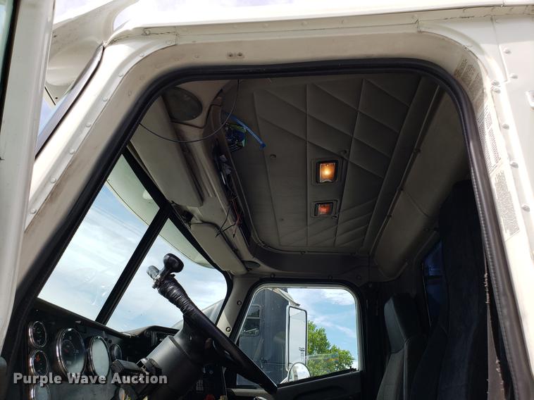 image for item ET9755 2002 International 9100i semi truck