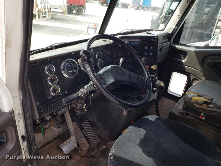 image for item ET9755 2002 International 9100i semi truck