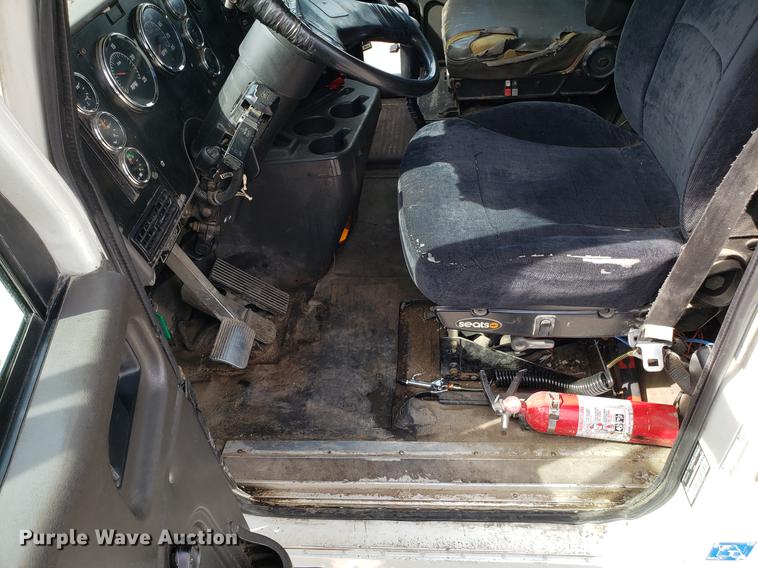 image for item ET9755 2002 International 9100i semi truck