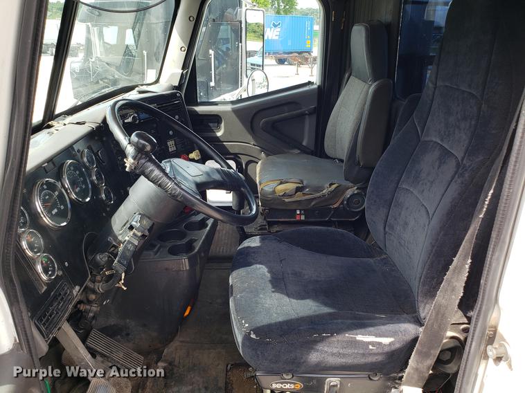 image for item ET9755 2002 International 9100i semi truck