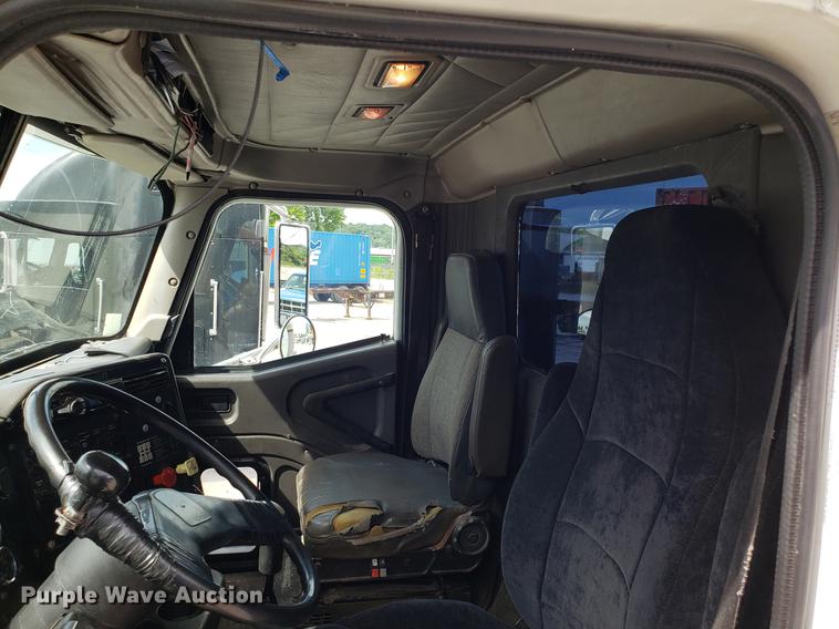 image for item ET9755 2002 International 9100i semi truck