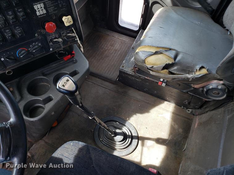 image for item ET9755 2002 International 9100i semi truck