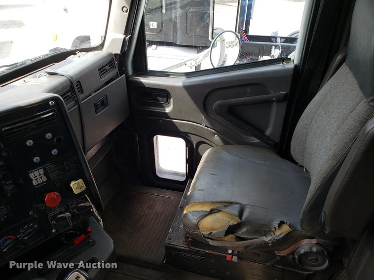 image for item ET9755 2002 International 9100i semi truck