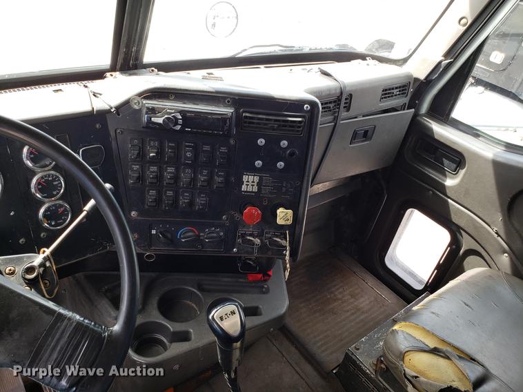 image for item ET9755 2002 International 9100i semi truck