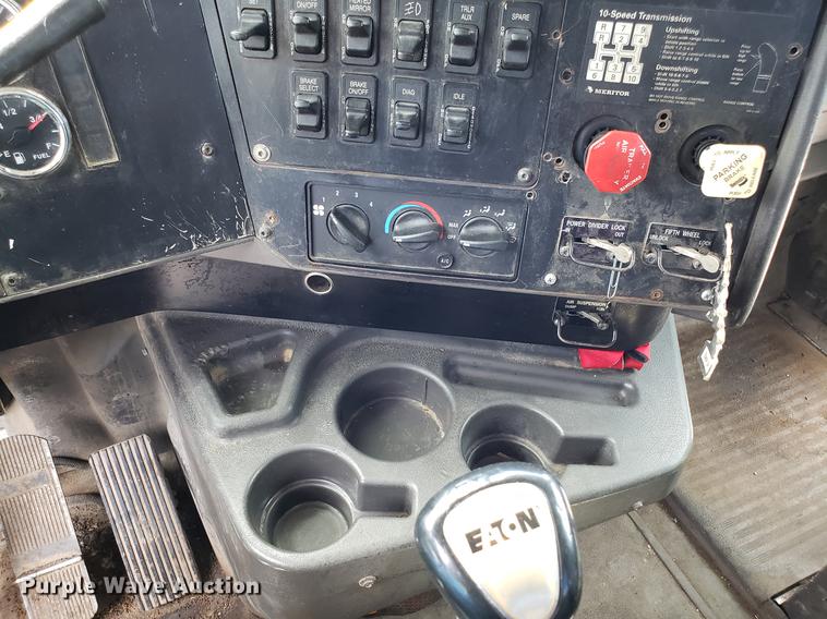 image for item ET9755 2002 International 9100i semi truck