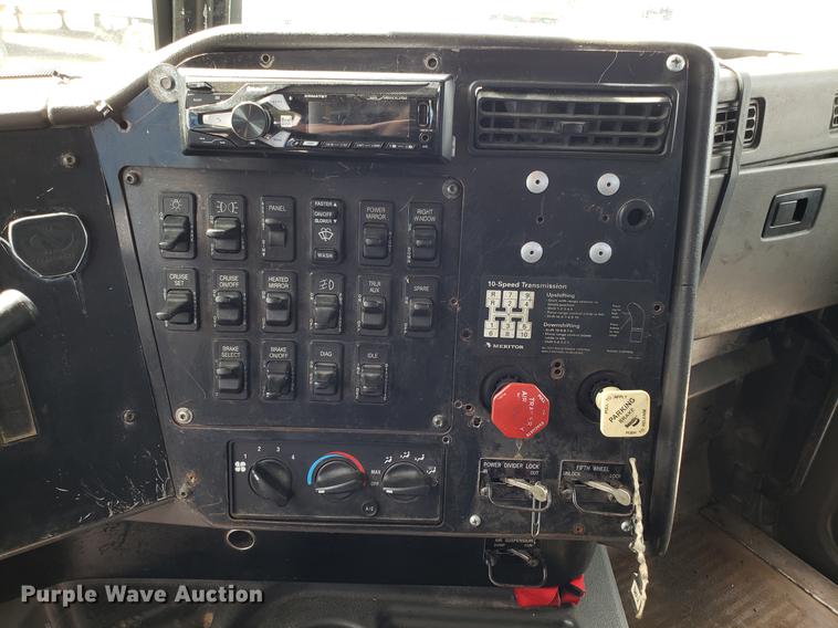 image for item ET9755 2002 International 9100i semi truck