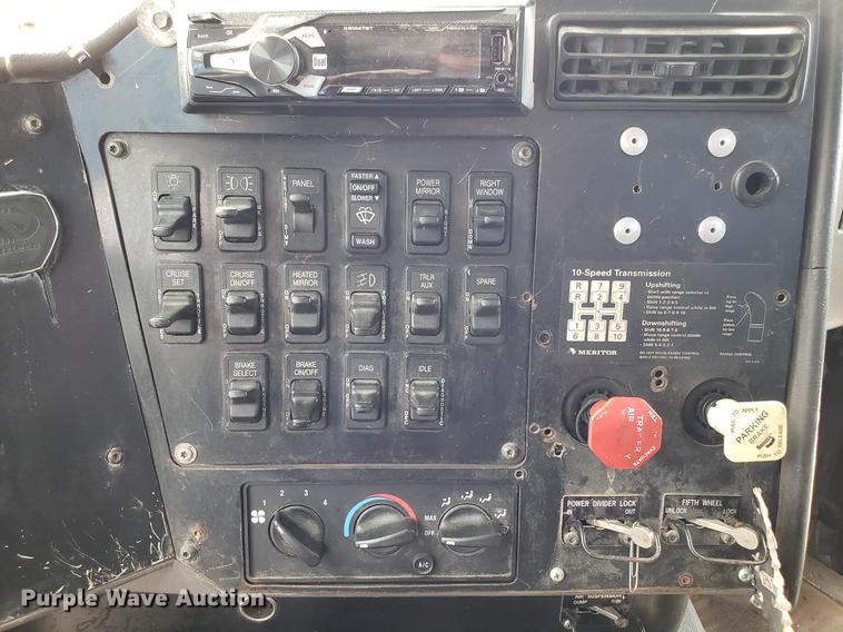 image for item ET9755 2002 International 9100i semi truck