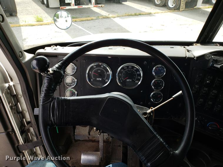 image for item ET9755 2002 International 9100i semi truck